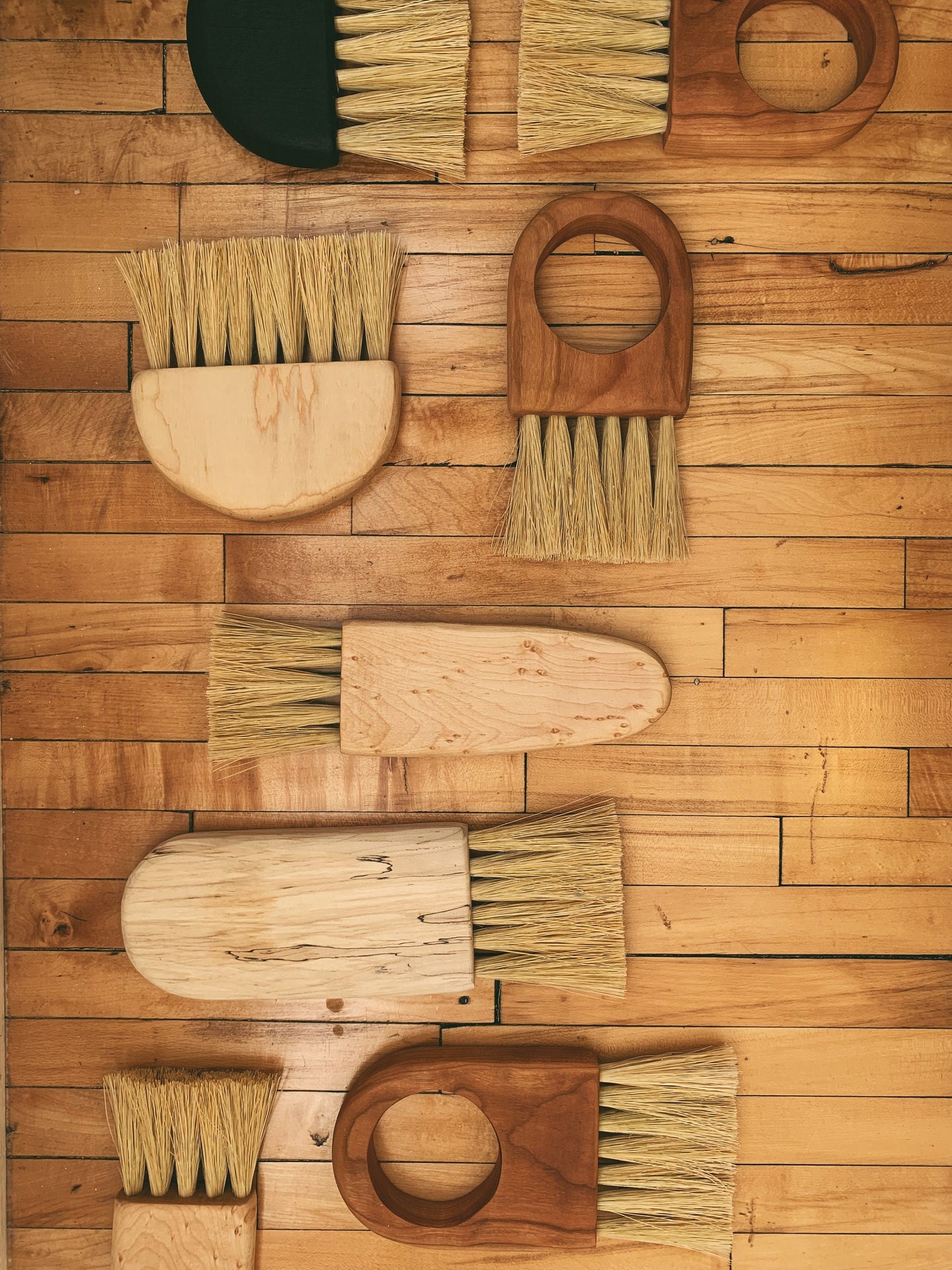 Curly Cherry Circle Brush | Bench Brush | Tampico | Minimal | Sweeper